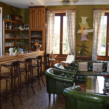 Chateau La Roque Margaux 게스트하우스 Servian